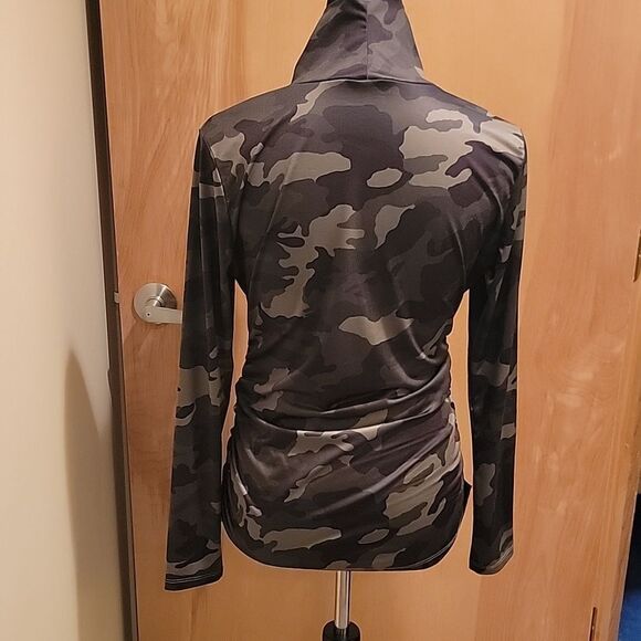 Boston Proper Camouflage Turtleneck Women's Top Sz Med - Picture 4 of 9